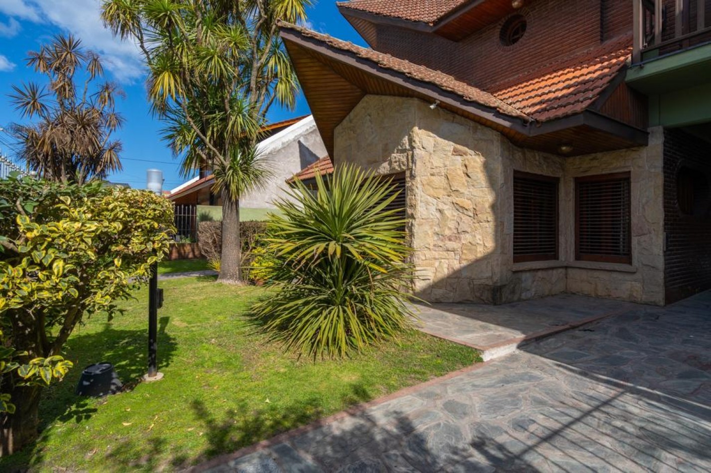 HERMOSO CHALET 4 AMB. CAISAMAR LOTE 649 M2