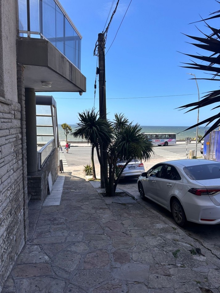 Excelente monoambiente con vista al mar Pellegrini y la costa 