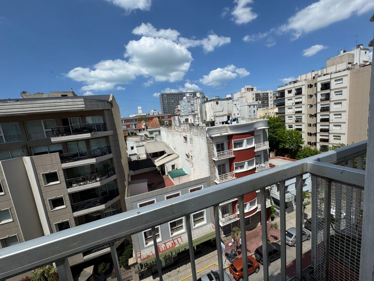 Hermoso 2 ambientes a la calle con Balcon a pasos de la playas de La Perla. 