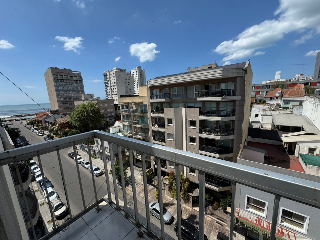 Hermoso 2 ambientes a la calle con Balcon a pasos de la playas de La Perla. 