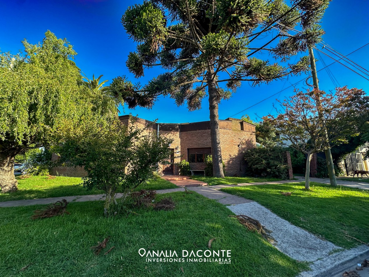 Gran chalet en esquina 4 amb con parque y quincho en Constitucion