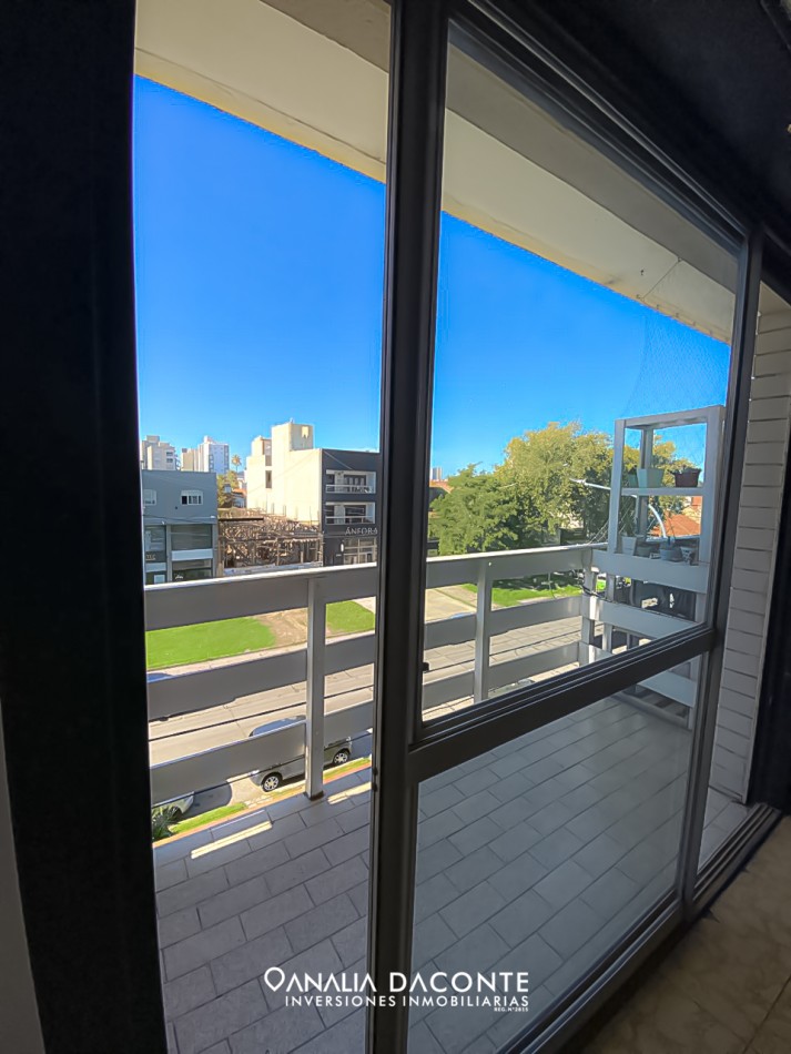 Depto 2 amb con balcon a la calle