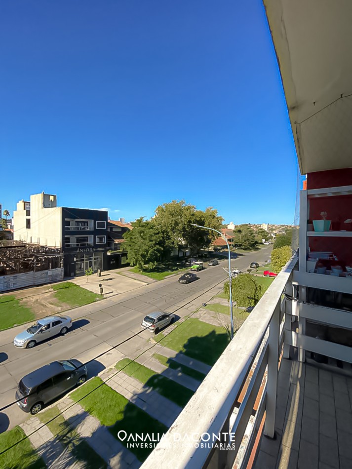 Depto 2 amb con balcon a la calle