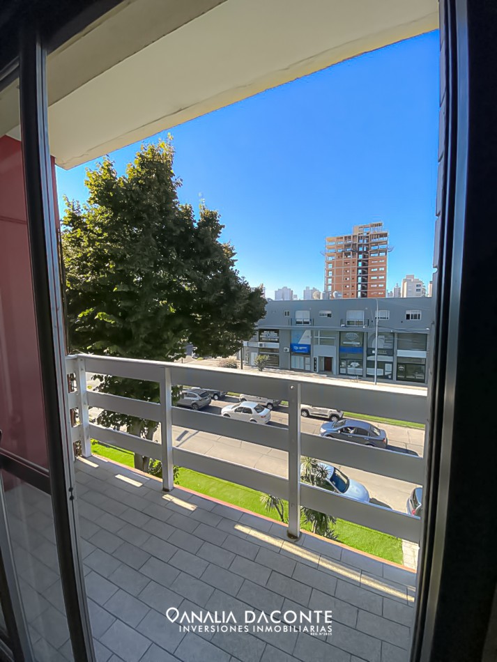 Depto 2 amb con balcon a la calle