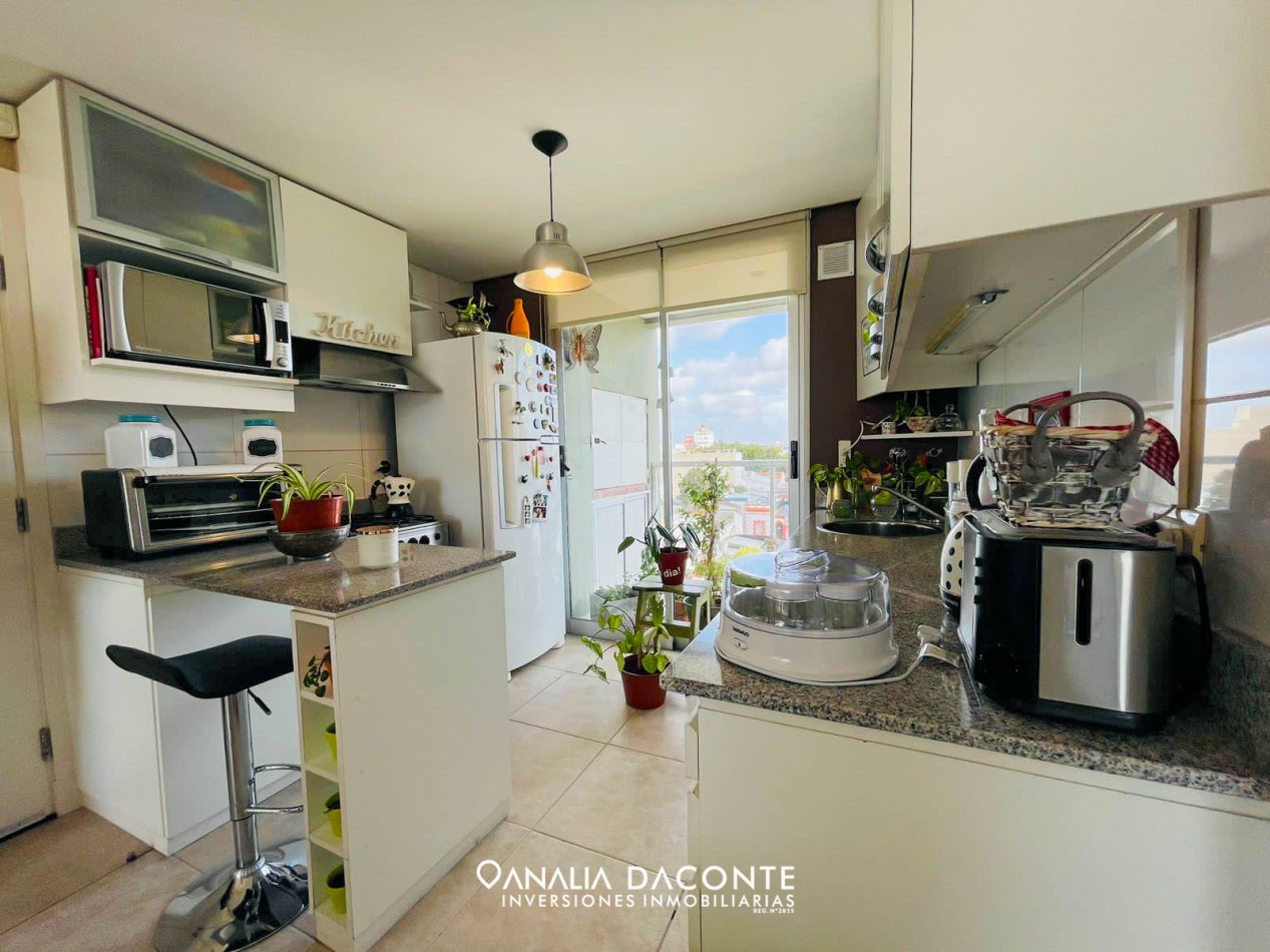 Semi piso moderno 3 amb con balcon y cochera cubierta en Macrocentro