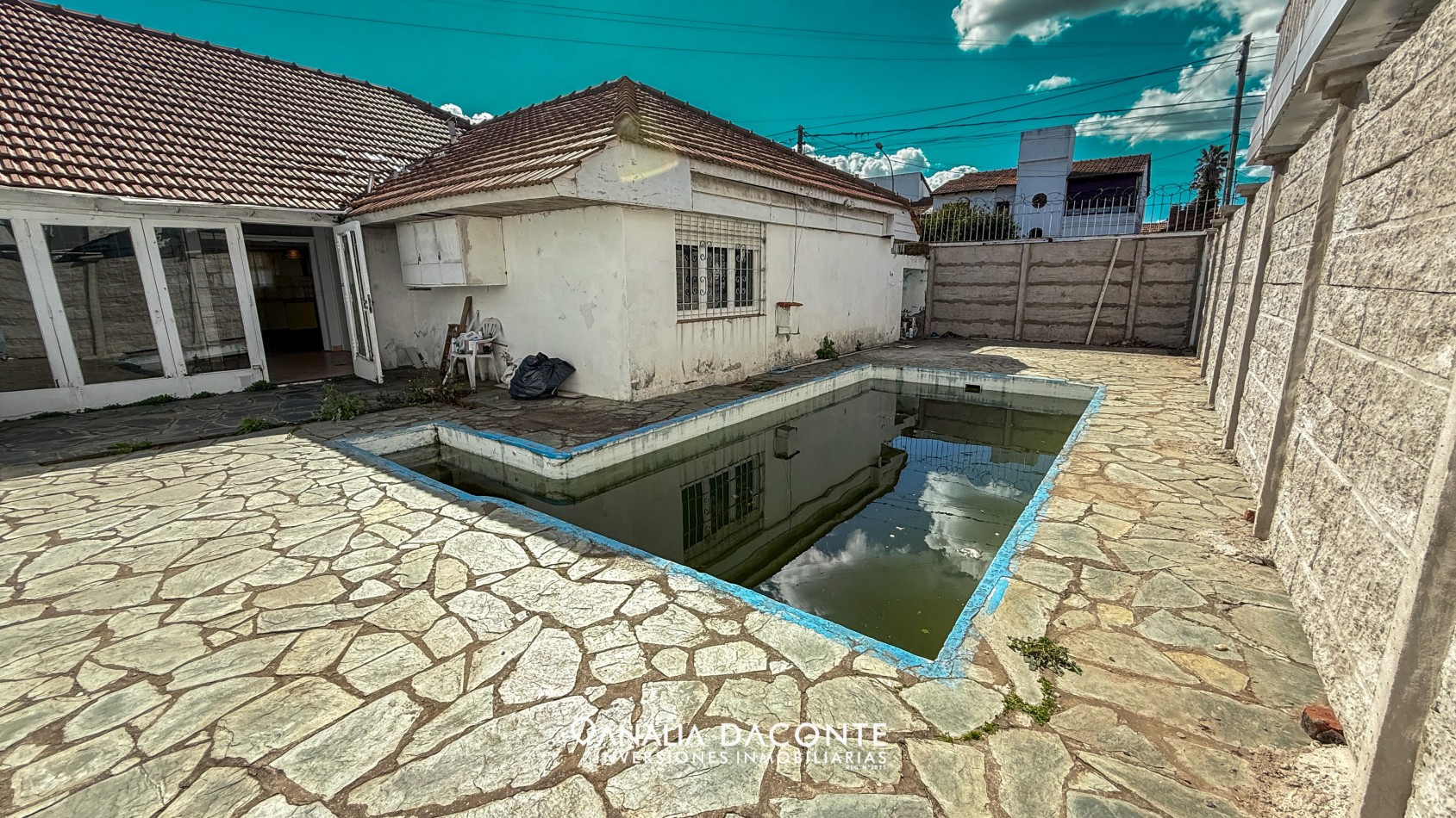 Imperdible chalet 4 amb con garage y piscina,  en lo mejor del barrio Constitucion