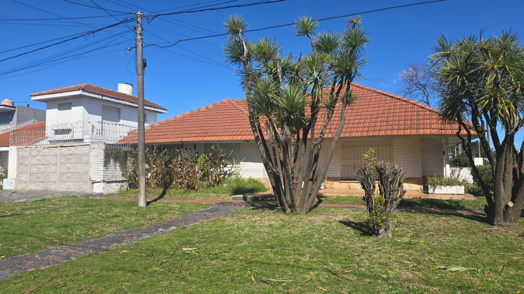 Imperdible chalet 4 amb con garage y piscina,  en lo mejor del barrio Constitucion
