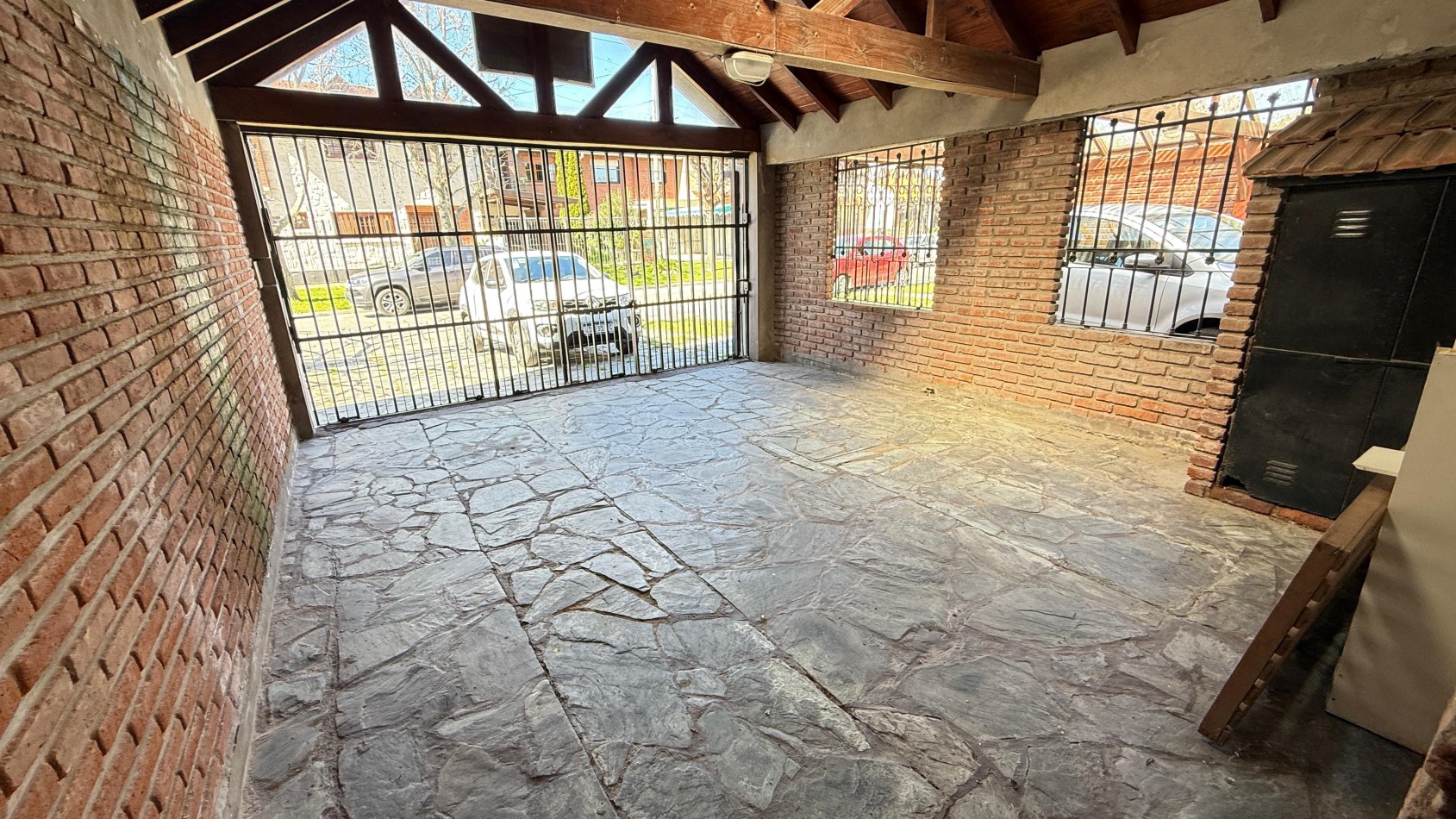 DUPLEX 3 AMBIENTES CON PARQUE Y QUINCHO EN SAN JERONIMO