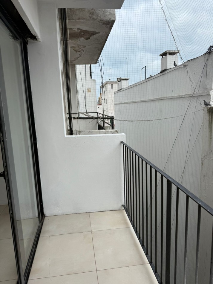 Departamento reciclado a nuevo, dos amb contrafrente con balcon.