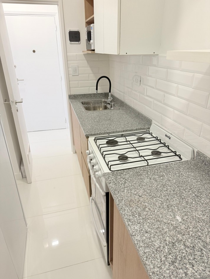 DEPTO 2 amb centrico con balcon reciclado y equipado a nuevo! 