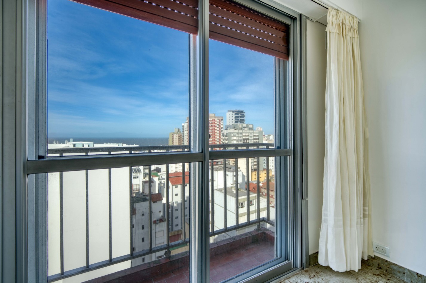 DEPARTAMENTO 2AMB CON BALCON Y COCHERA EN LA PERLA! VISTA AL MAR