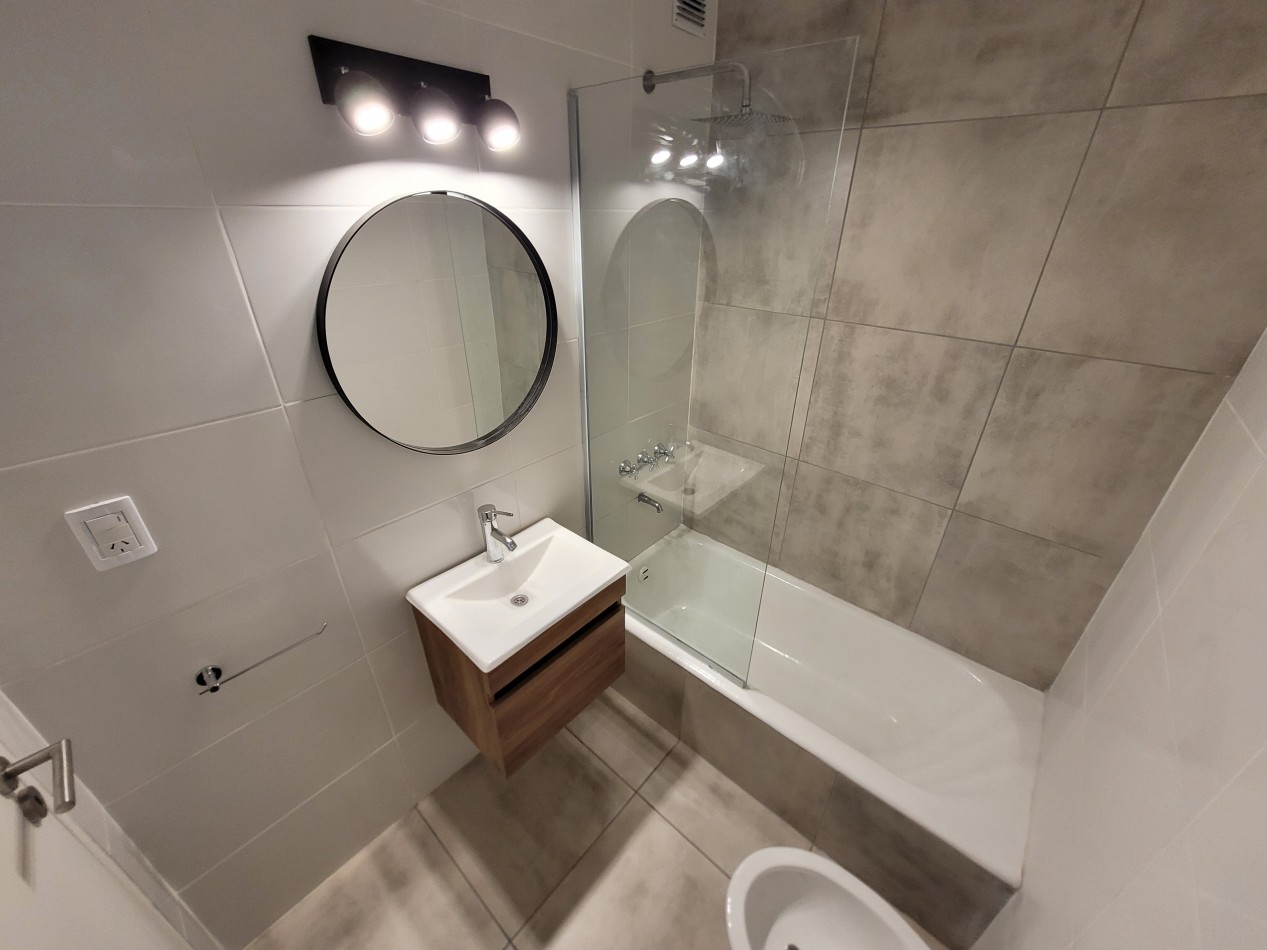 RESERVADO!! Departamento de 1 Ambiente a la calle con balcon frances en edificio MARAL