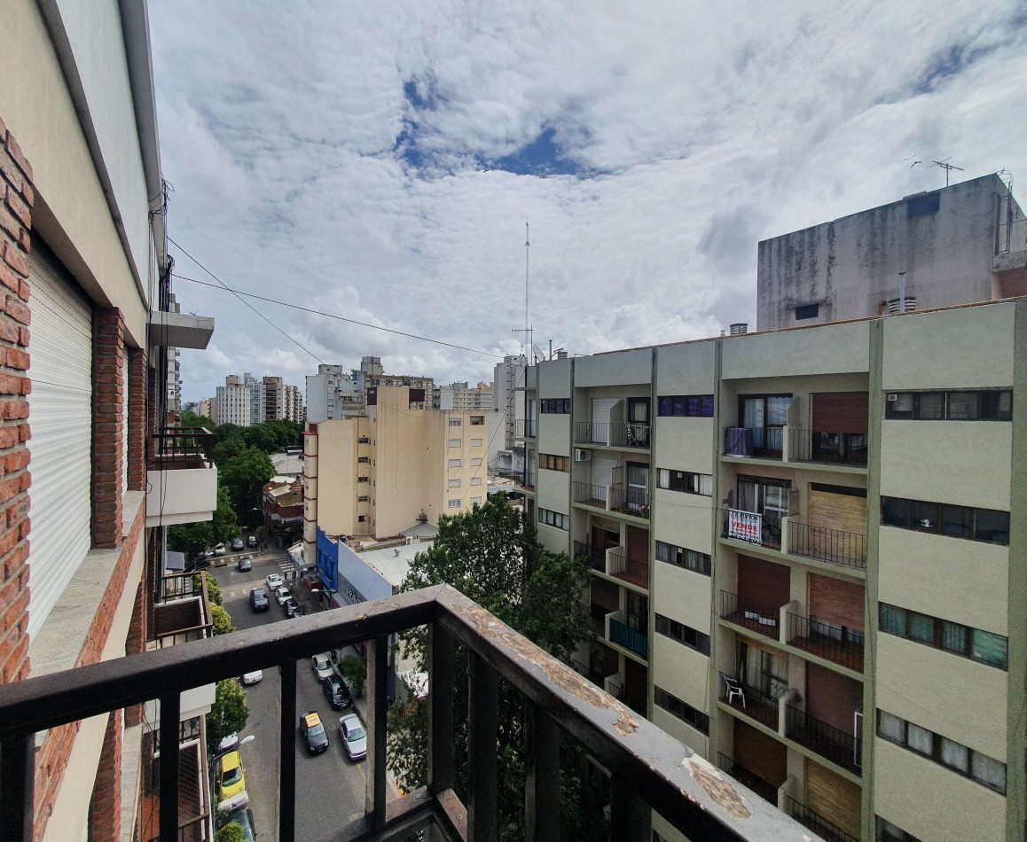 EXCELENTE DEPTO 3 AMB A LA CALLE CON BALCON. CATAMARCA 1800