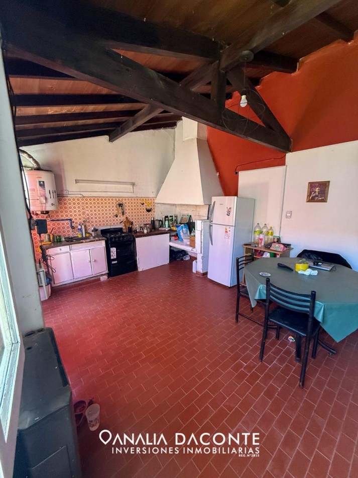 CHALET 4 AMB APTO CREDITO, CON QUINCHO A RECICLAR SOBRE LOTE PROPIO! PARQUE LURO