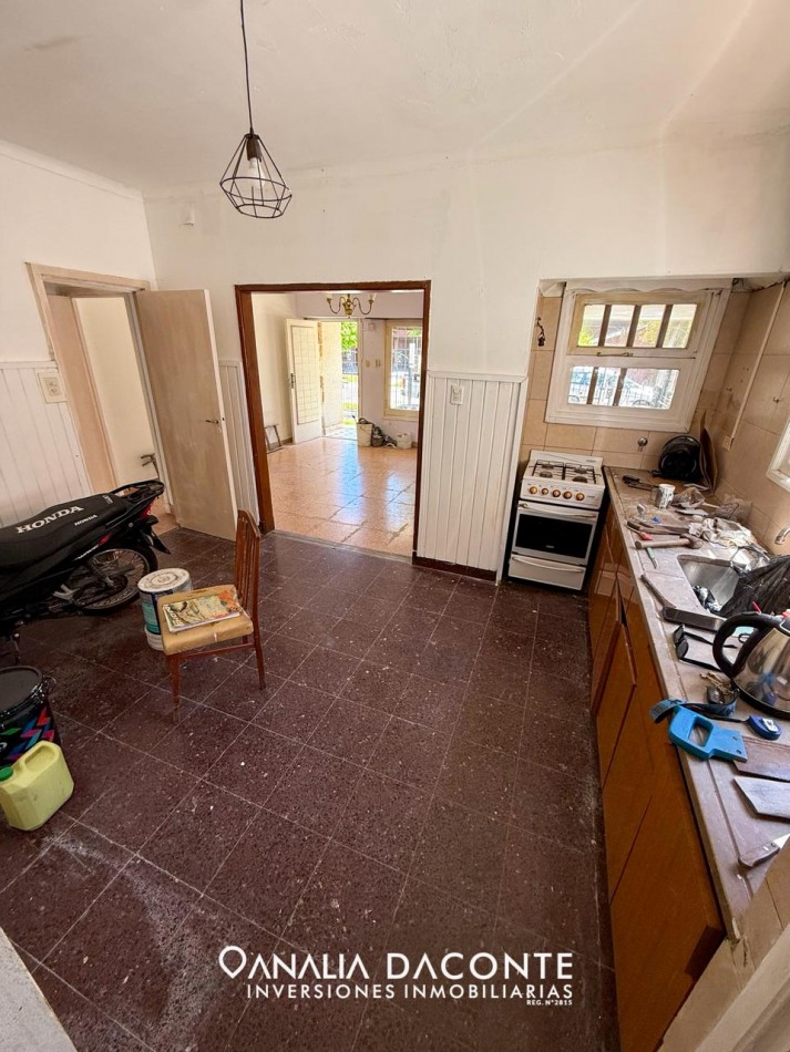 CHALET 4 AMB APTO CREDITO, CON QUINCHO A RECICLAR SOBRE LOTE PROPIO! PARQUE LURO