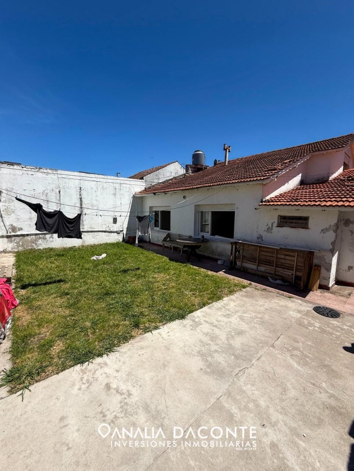 CHALET 4 AMB APTO CREDITO, CON QUINCHO A RECICLAR SOBRE LOTE PROPIO! PARQUE LURO