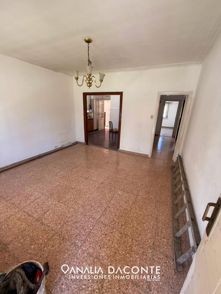 CHALET 4 AMB APTO CREDITO, CON QUINCHO A RECICLAR SOBRE LOTE PROPIO! PARQUE LURO