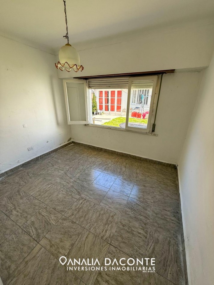 CHALET 4 AMB APTO CREDITO, CON QUINCHO A RECICLAR SOBRE LOTE PROPIO! PARQUE LURO