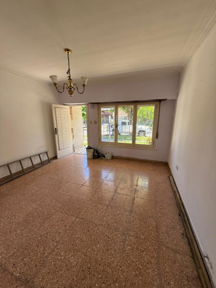 CHALET 4 AMB APTO CREDITO, CON QUINCHO A RECICLAR SOBRE LOTE PROPIO! PARQUE LURO