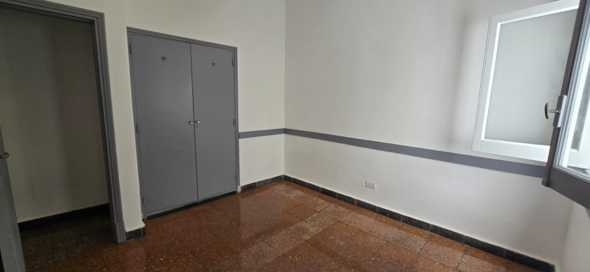 DEPTO 4 AMB, EN ALQUILER VIVIENDA O APTO PROFESIONAL! ZONA ALDREY!