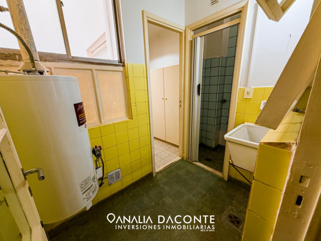 DEPTO 3 AMB CON BALCON FRANCES Y DEPENDENCIA EN EDIFICIO SEÑORIAL! CENTRO!