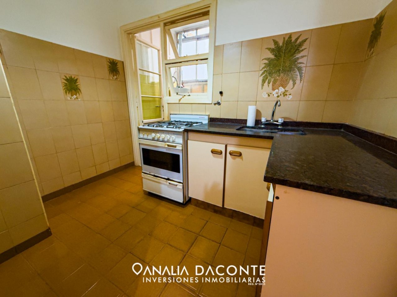 DEPTO 3 AMB CON BALCON FRANCES Y DEPENDENCIA EN EDIFICIO SEÑORIAL! CENTRO!