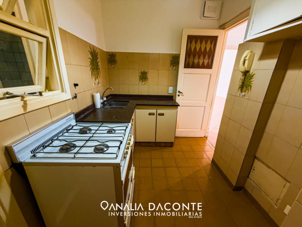 DEPTO 3 AMB CON BALCON FRANCES Y DEPENDENCIA EN EDIFICIO SEÑORIAL! CENTRO!