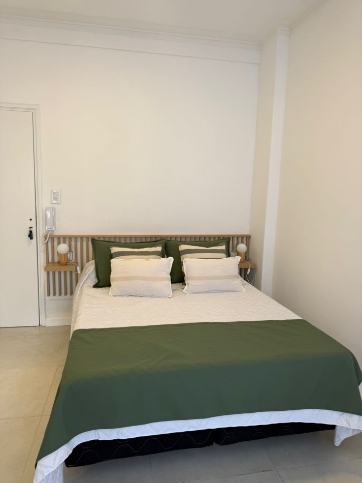 DEPTO 1 AMB  A LA CALLE CON BALCON! ZONA PLAZA COLON