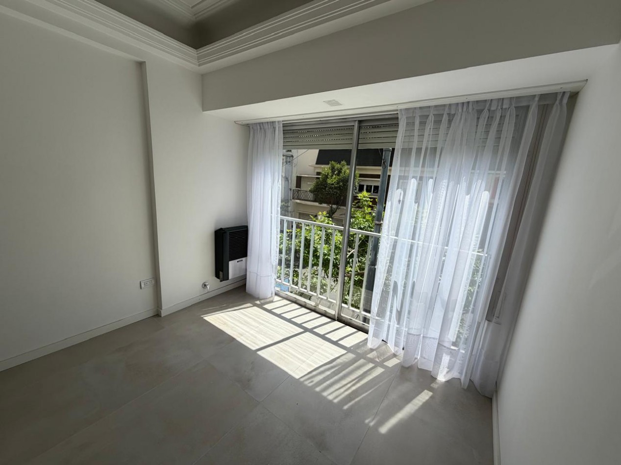 HERMOSO DEPTO 3 AMB CON DEPENDENCIA, RECICLADO A LA CALLE! 