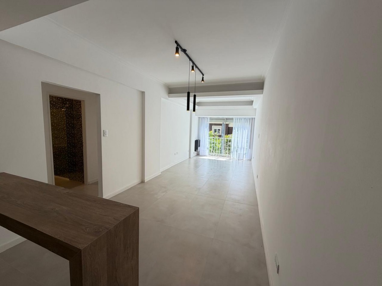 HERMOSO DEPTO 3 AMB CON DEPENDENCIA, RECICLADO A LA CALLE! 