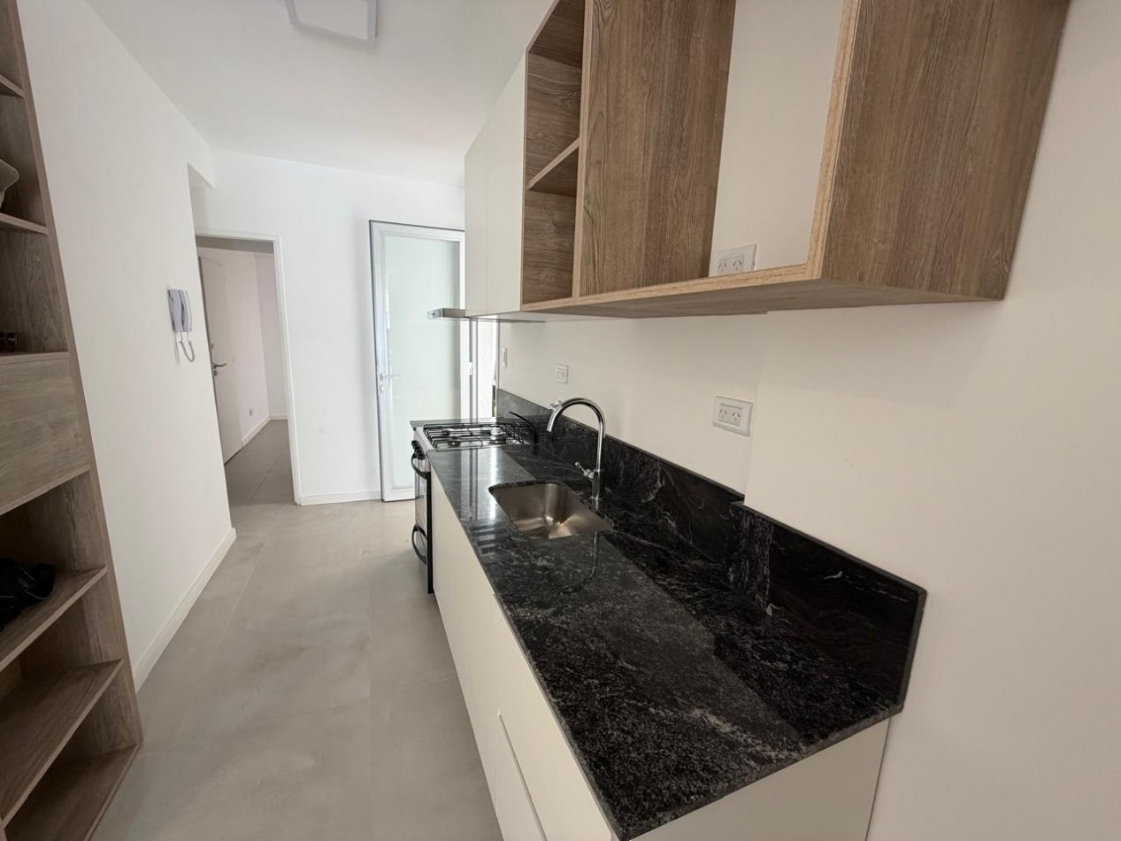 HERMOSO DEPTO 3 AMB CON DEPENDENCIA, RECICLADO A LA CALLE! 