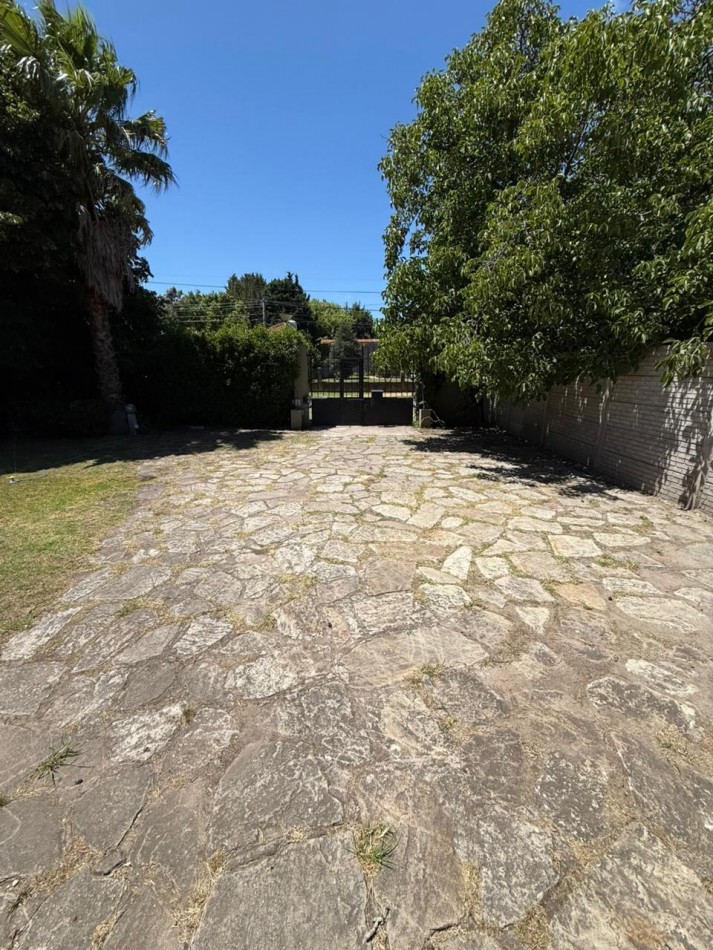 IMPORTANTE CHALET 4 AMB CON DEPENDENCIA SOBRE GRAN PARQUE PERIMETRAL! VILLA PRIMERA