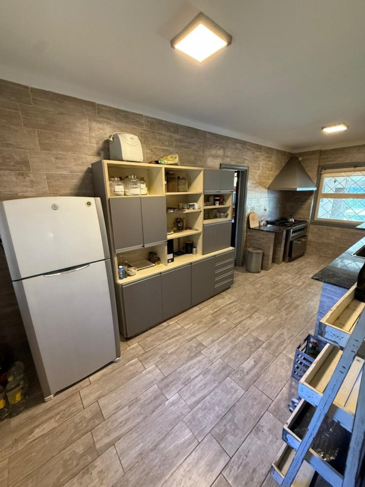 IMPORTANTE CHALET 4 AMB CON DEPENDENCIA SOBRE GRAN PARQUE PERIMETRAL! VILLA PRIMERA