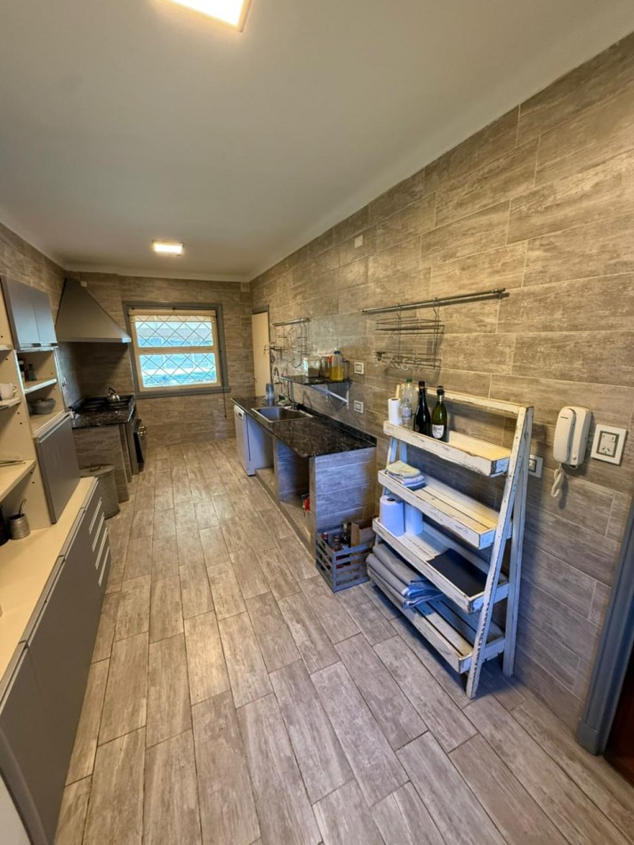 IMPORTANTE CHALET 4 AMB CON DEPENDENCIA SOBRE GRAN PARQUE PERIMETRAL! VILLA PRIMERA