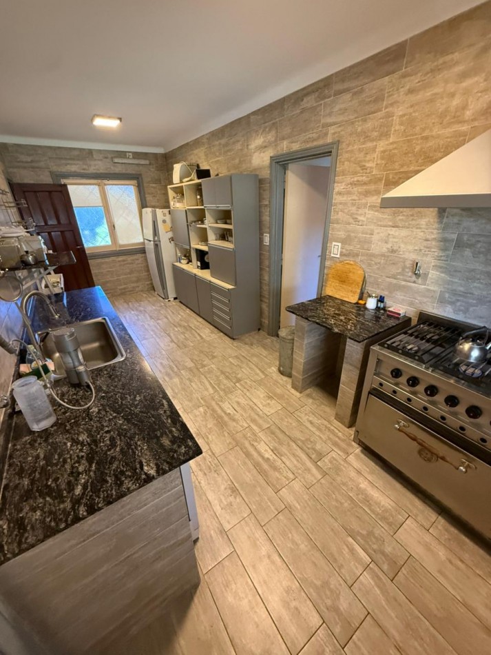 IMPORTANTE CHALET 4 AMB CON DEPENDENCIA SOBRE GRAN PARQUE PERIMETRAL! VILLA PRIMERA