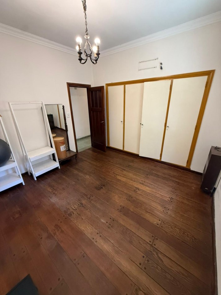 IMPORTANTE CHALET 4 AMB CON DEPENDENCIA SOBRE GRAN PARQUE PERIMETRAL! VILLA PRIMERA