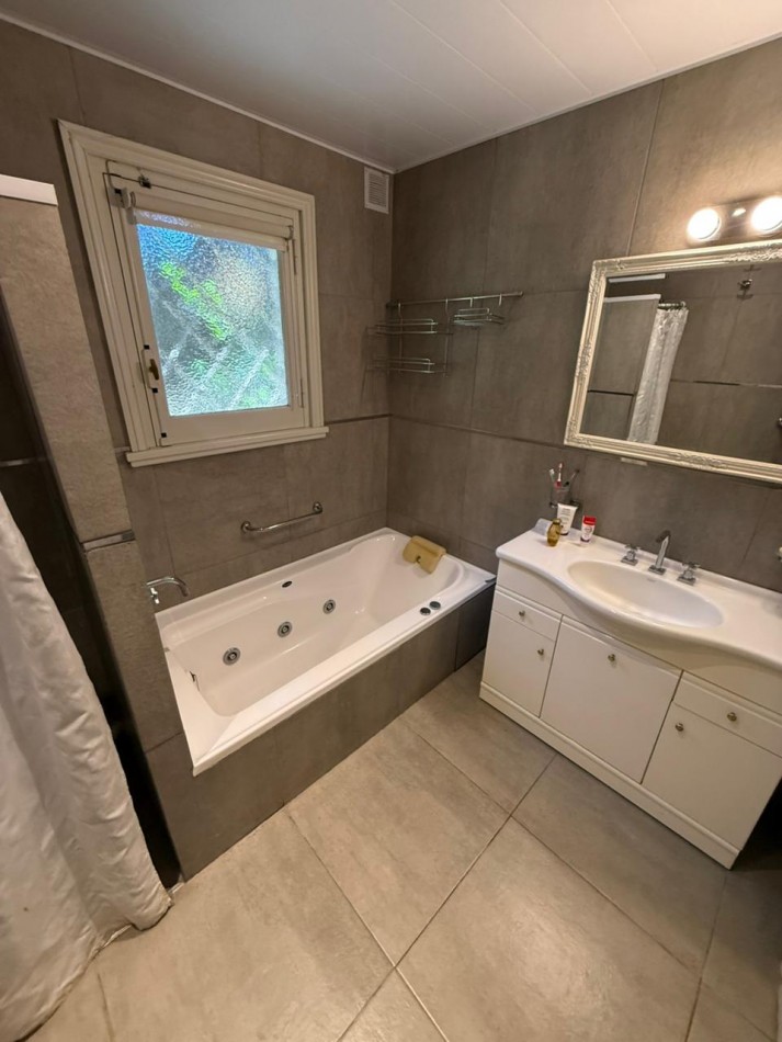 IMPORTANTE CHALET 4 AMB CON DEPENDENCIA SOBRE GRAN PARQUE PERIMETRAL! VILLA PRIMERA