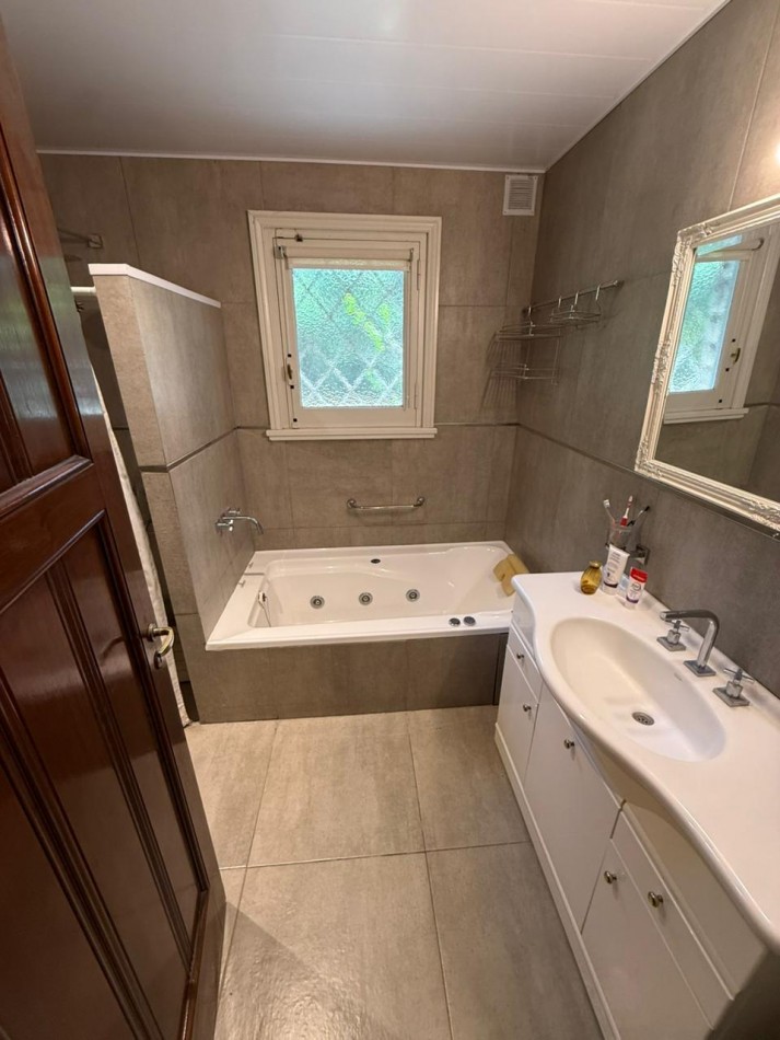 IMPORTANTE CHALET 4 AMB CON DEPENDENCIA SOBRE GRAN PARQUE PERIMETRAL! VILLA PRIMERA