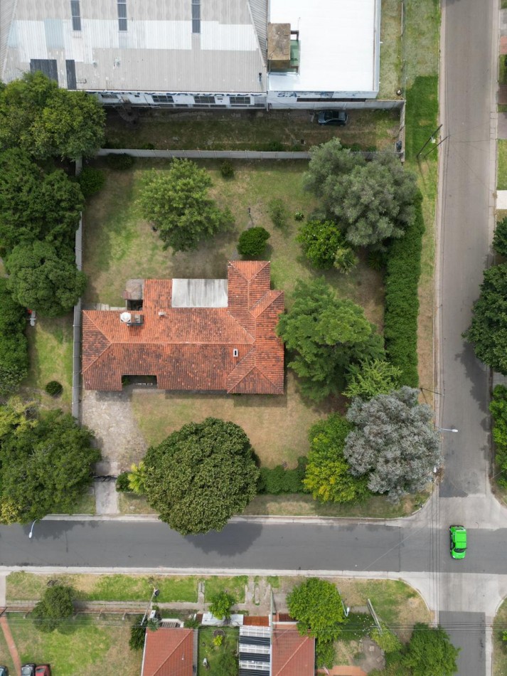 IMPORTANTE CHALET 4 AMB CON DEPENDENCIA SOBRE GRAN PARQUE PERIMETRAL! VILLA PRIMERA