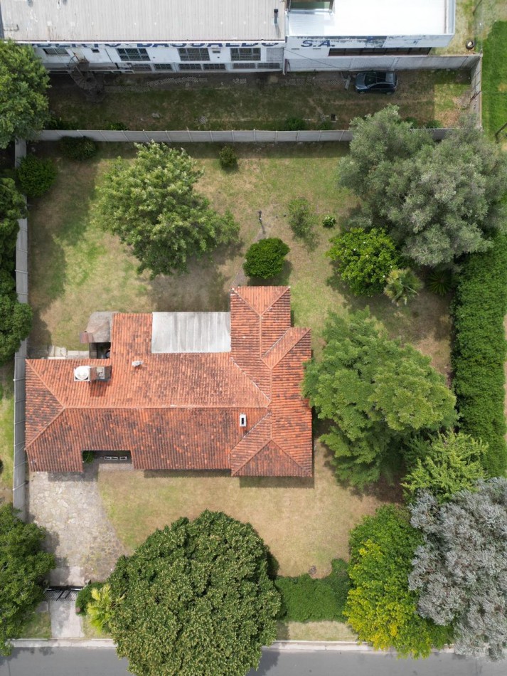 IMPORTANTE CHALET 4 AMB CON DEPENDENCIA SOBRE GRAN PARQUE PERIMETRAL! VILLA PRIMERA