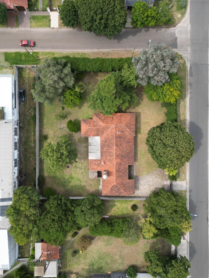 IMPORTANTE CHALET 4 AMB CON DEPENDENCIA SOBRE GRAN PARQUE PERIMETRAL! VILLA PRIMERA