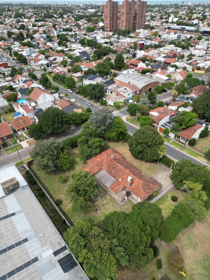 IMPORTANTE CHALET 4 AMB CON DEPENDENCIA SOBRE GRAN PARQUE PERIMETRAL! VILLA PRIMERA