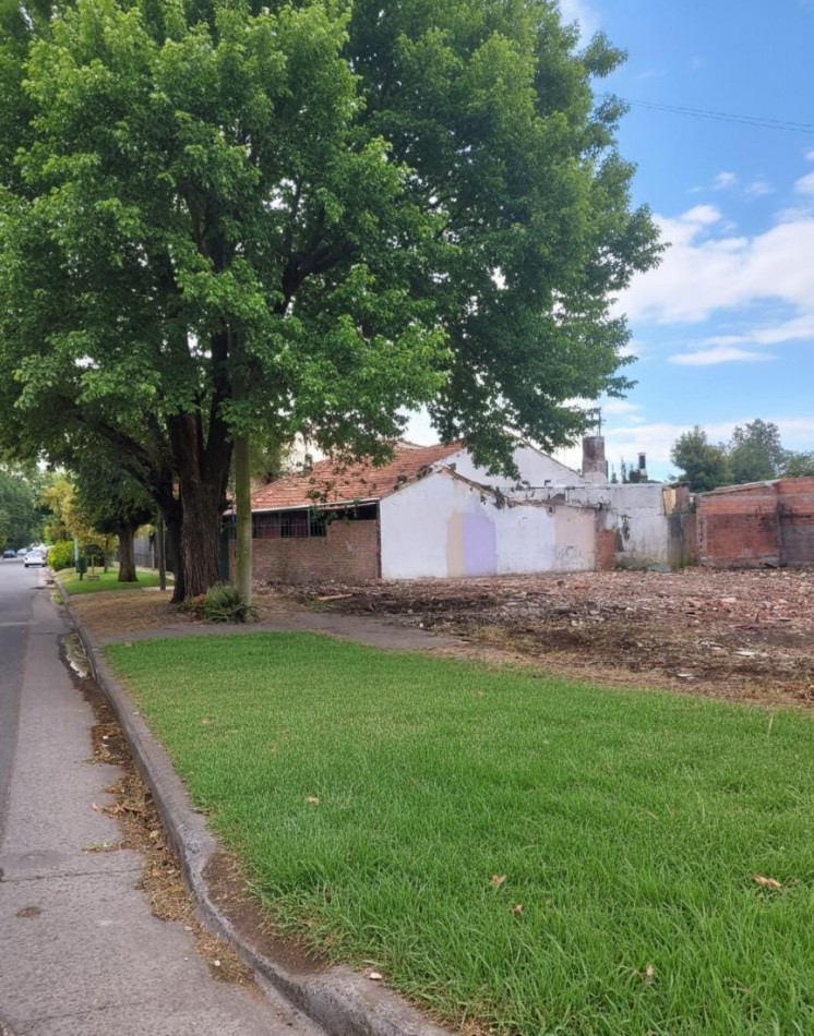 Gran lote en equina, a 200 metros de constitucion! inmejorable ubicacion!!