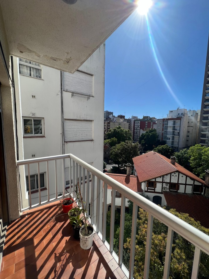 LUMINOSO DEPTO 2 AMB CON BALCON SALIENTE. APTO CREDITO