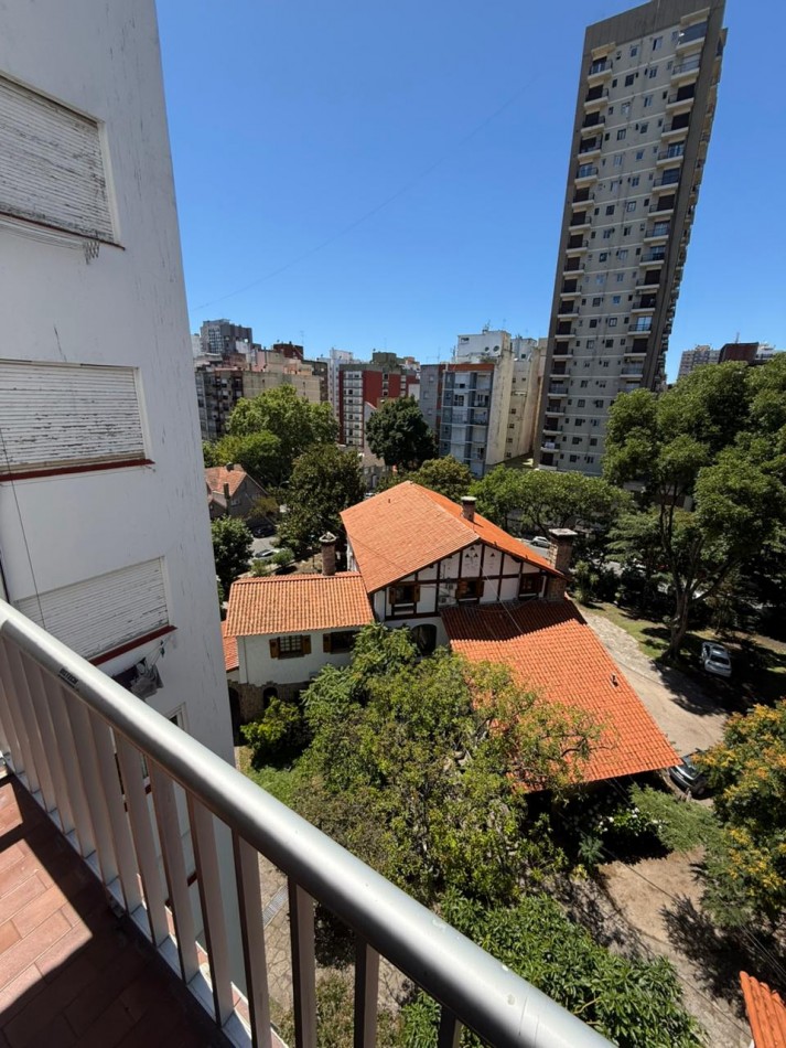 LUMINOSO DEPTO 2 AMB CON BALCON SALIENTE. APTO CREDITO