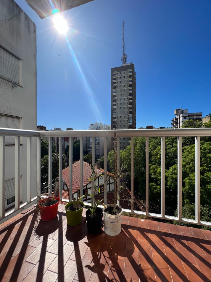 LUMINOSO DEPTO 2 AMB CON BALCON SALIENTE. APTO CREDITO