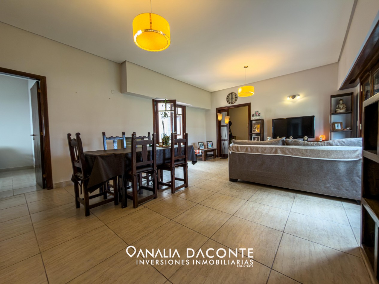 IMPECABLE CHALET 4 AMB  CON GARAGE Y DOS PATIOS! VALENCIA Y B. JUAREZ