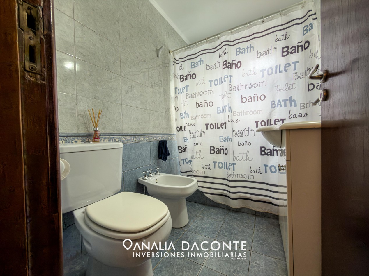 IMPECABLE CHALET 4 AMB  CON GARAGE Y DOS PATIOS! VALENCIA Y B. JUAREZ