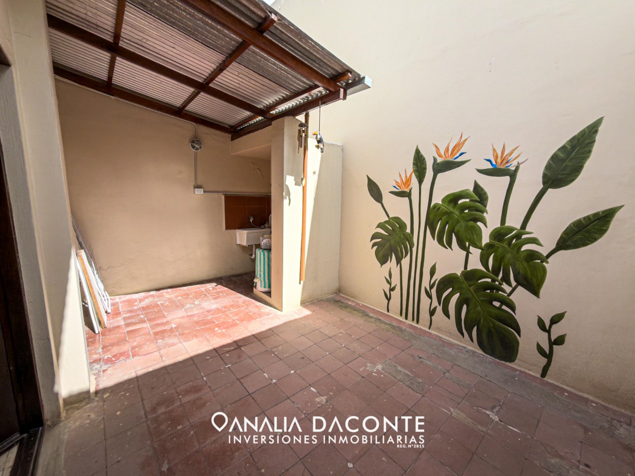 IMPECABLE CHALET 4 AMB  CON GARAGE Y DOS PATIOS! VALENCIA Y B. JUAREZ