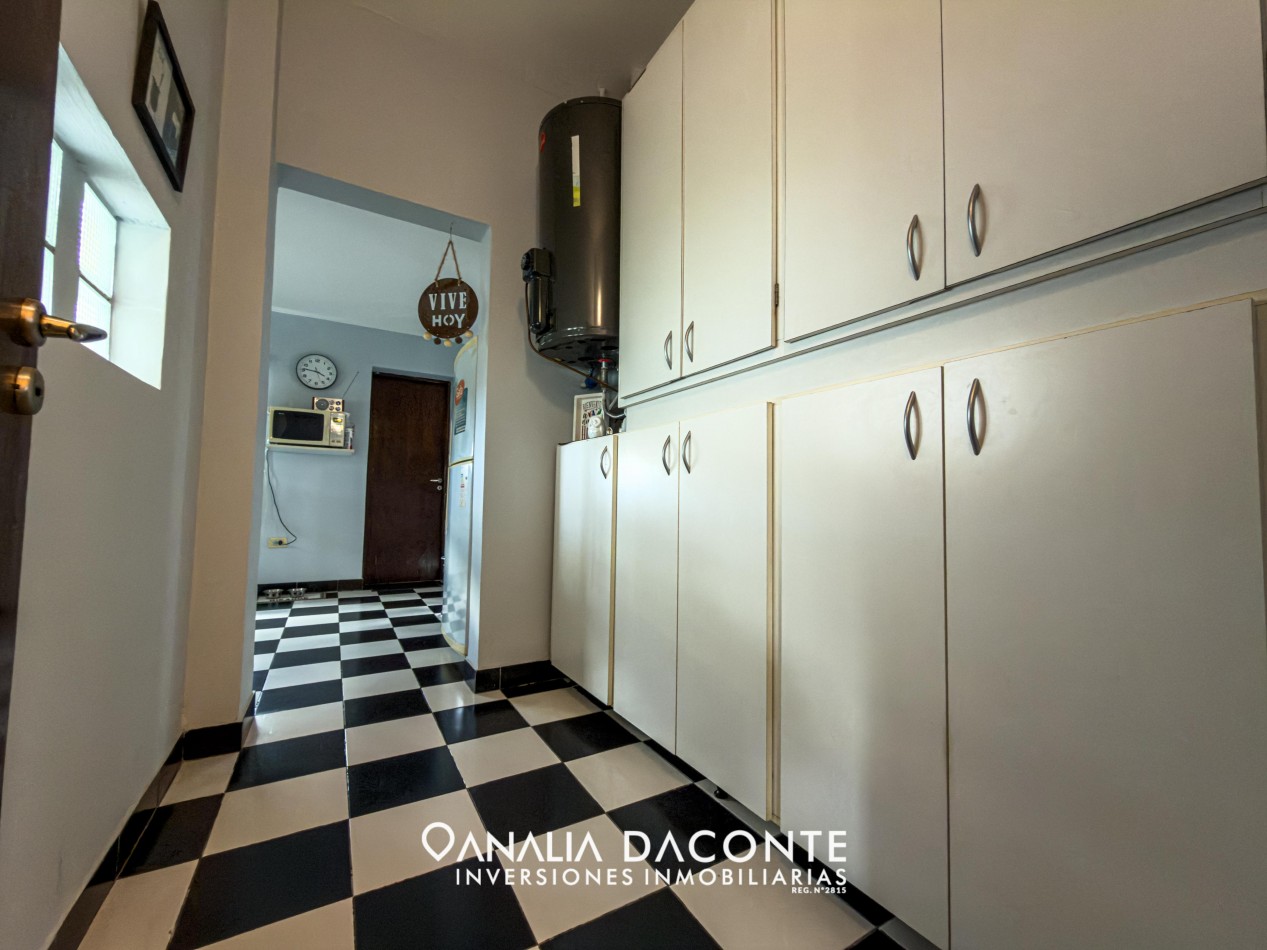 IMPECABLE CHALET 4 AMB  CON GARAGE Y DOS PATIOS! VALENCIA Y B. JUAREZ